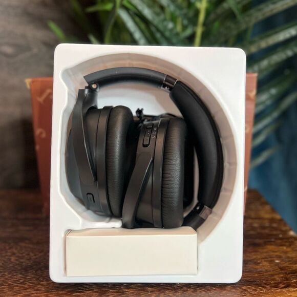 BD-BH200 Wireless Headphones in Black. New in Box! - Picture 15 of 16